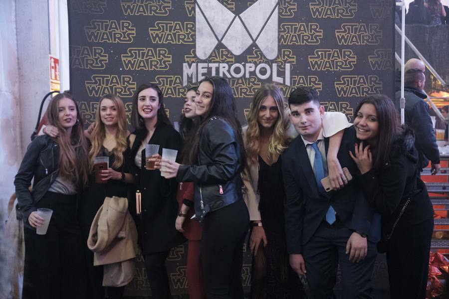 Centenares de gijoneses llenaron la plaza del ayuntamiento para celebrar la nochevieja