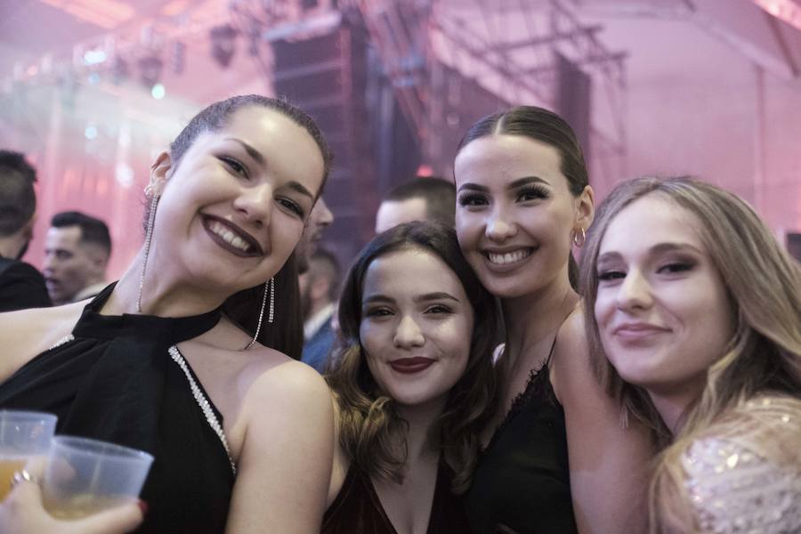 Centenares de gijoneses llenaron la plaza del ayuntamiento para celebrar la nochevieja