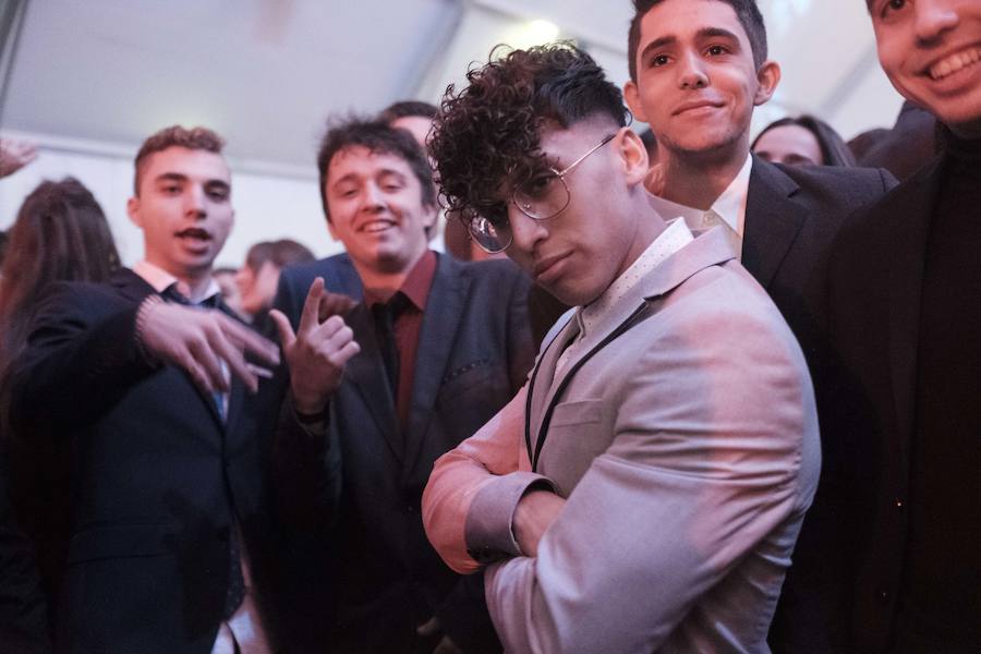 Centenares de gijoneses llenaron la plaza del ayuntamiento para celebrar la nochevieja