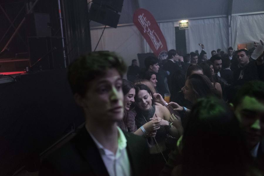 Centenares de gijoneses llenaron la plaza del ayuntamiento para celebrar la nochevieja