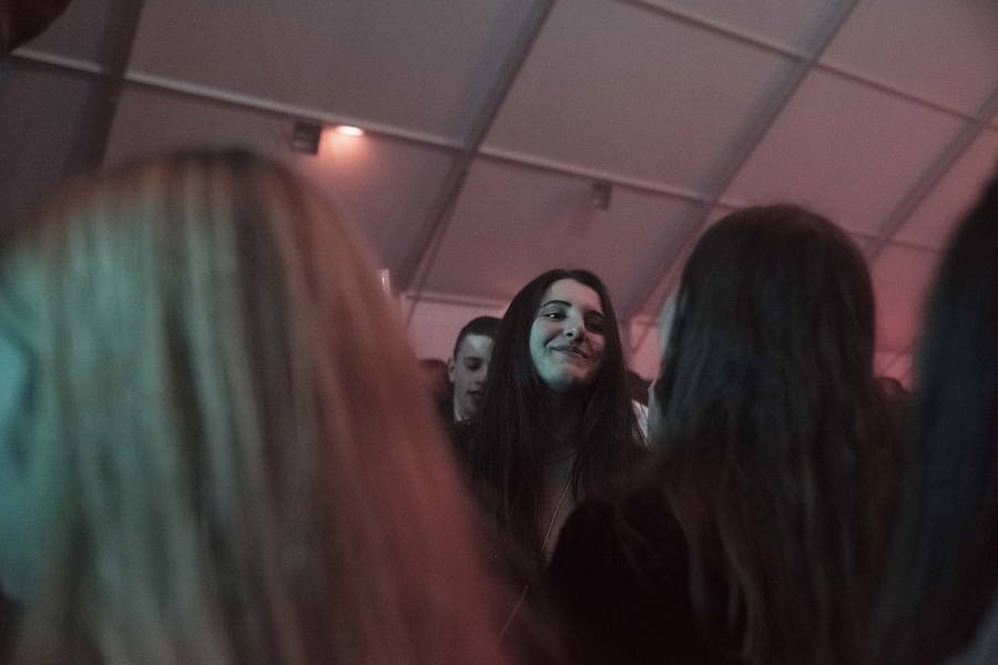 Centenares de gijoneses llenaron la plaza del ayuntamiento para celebrar la nochevieja