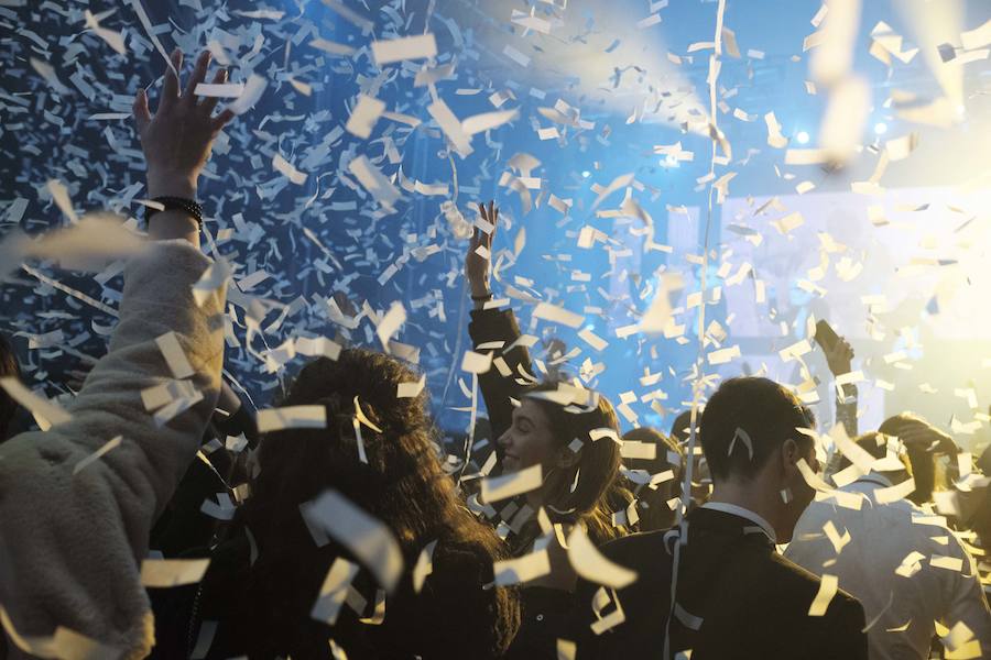 Centenares de gijoneses llenaron la plaza del ayuntamiento para celebrar la nochevieja