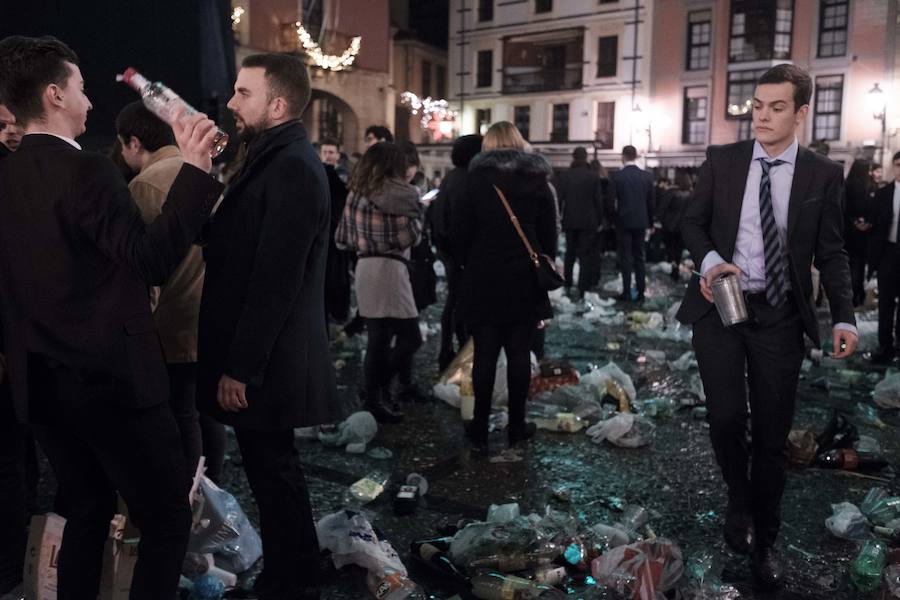 Centenares de gijoneses llenaron la plaza del ayuntamiento para celebrar la nochevieja