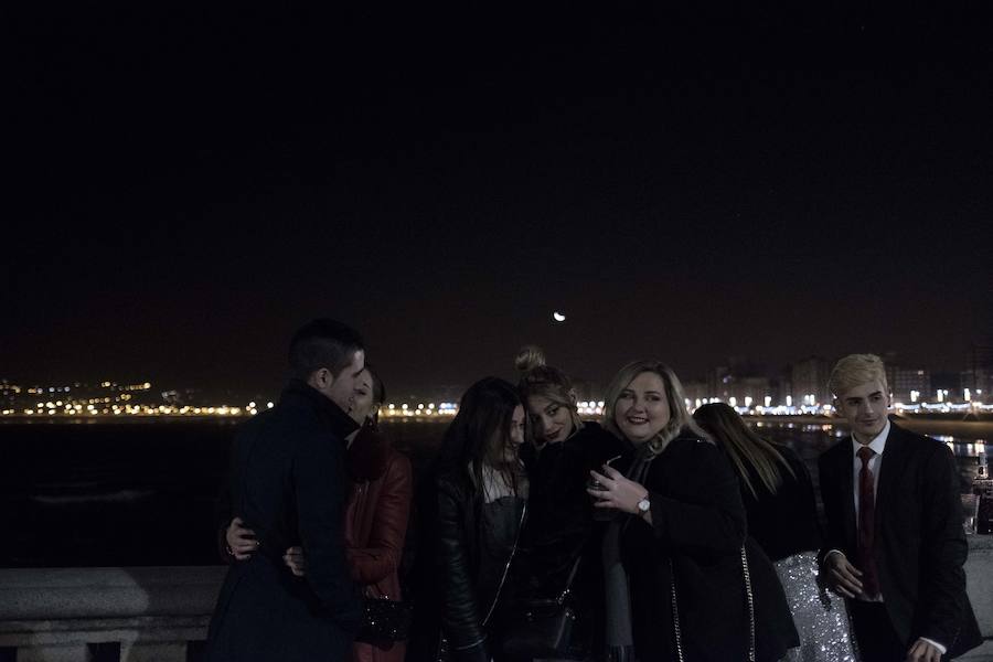 Centenares de gijoneses llenaron la plaza del ayuntamiento para celebrar la nochevieja