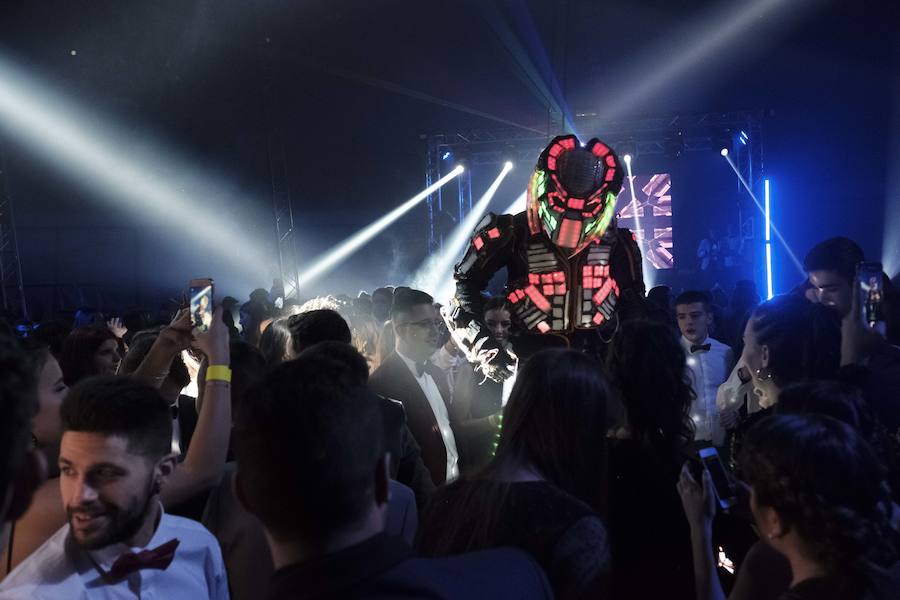 Centenares de gijoneses llenaron la plaza del ayuntamiento para celebrar la nochevieja