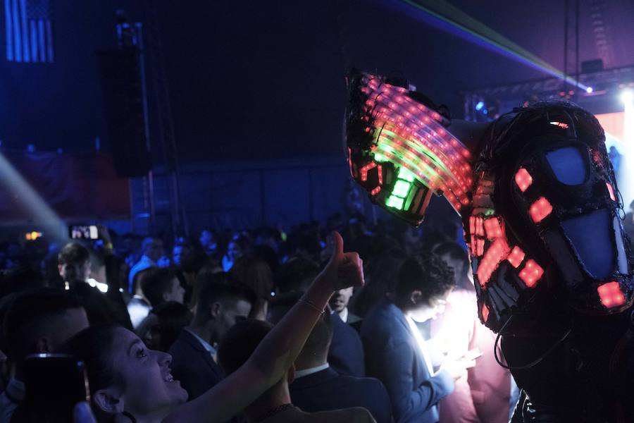 Centenares de gijoneses llenaron la plaza del ayuntamiento para celebrar la nochevieja