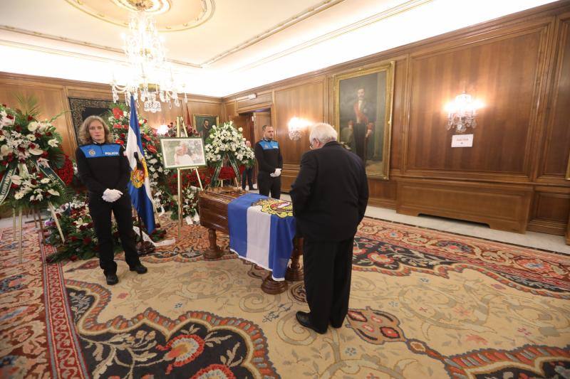El salón de recepciones del Ayuntamiento de Avilés acoge la capilla ardiente del exalcalde de la ciudad que ha sido trasladado al Consistorio desde el tanatorio escoltado por varias unidades de la Policía Local