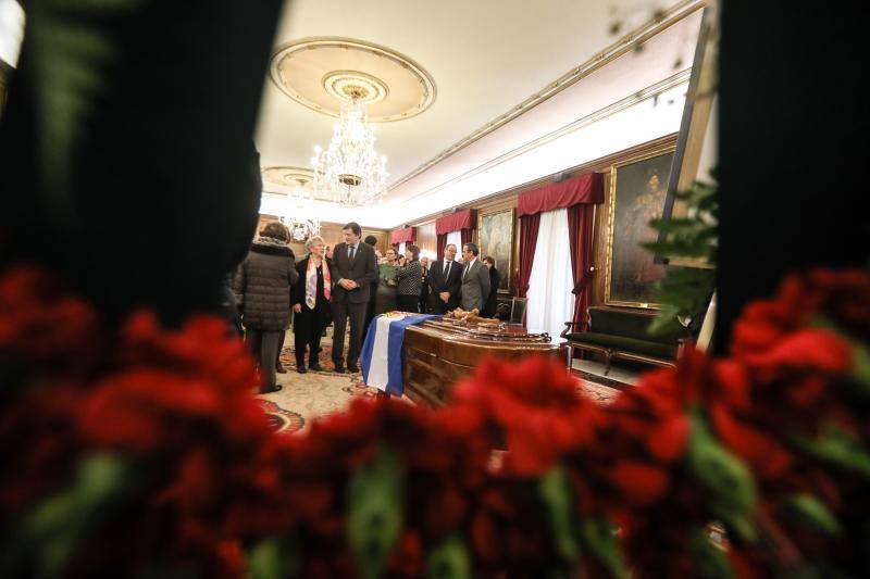 El salón de recepciones del Ayuntamiento de Avilés acoge la capilla ardiente del exalcalde de la ciudad que ha sido trasladado al Consistorio desde el tanatorio escoltado por varias unidades de la Policía Local