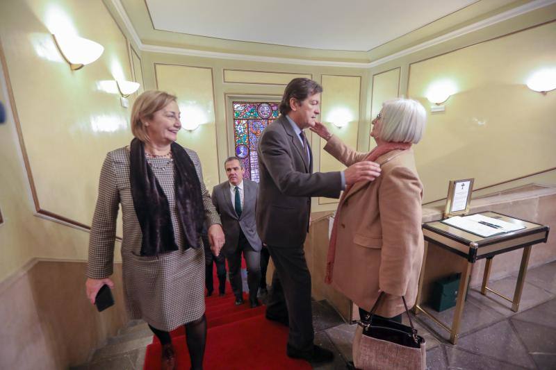 El salón de recepciones del Ayuntamiento de Avilés acoge la capilla ardiente del exalcalde de la ciudad que ha sido trasladado al Consistorio desde el tanatorio escoltado por varias unidades de la Policía Local