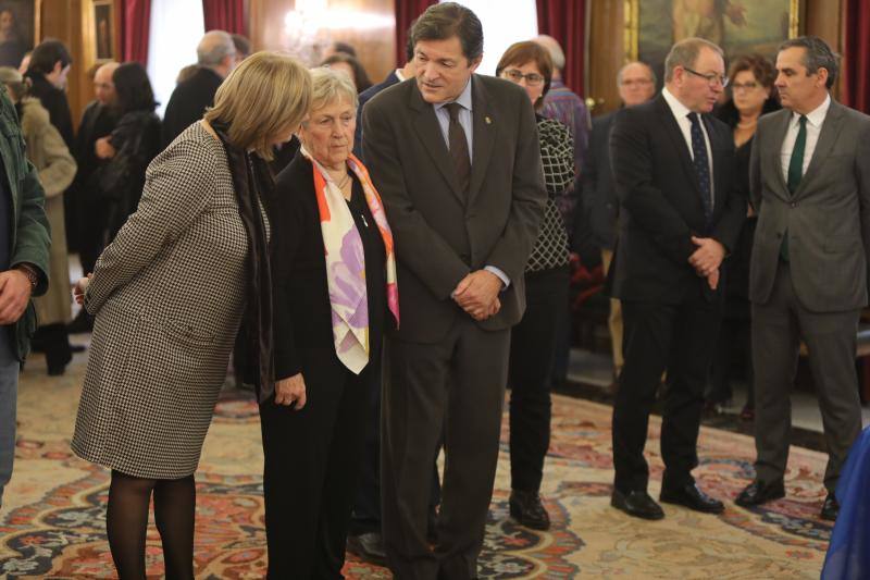 El salón de recepciones del Ayuntamiento de Avilés acoge la capilla ardiente del exalcalde de la ciudad que ha sido trasladado al Consistorio desde el tanatorio escoltado por varias unidades de la Policía Local