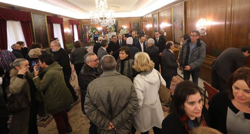 El salón de recepciones del Ayuntamiento de Avilés acoge la capilla ardiente del exalcalde de la ciudad que ha sido trasladado al Consistorio desde el tanatorio escoltado por varias unidades de la Policía Local