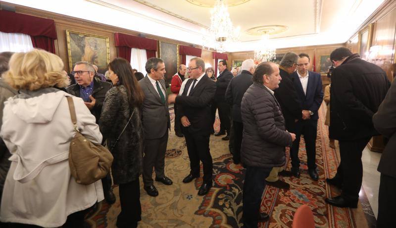 El salón de recepciones del Ayuntamiento de Avilés acoge la capilla ardiente del exalcalde de la ciudad que ha sido trasladado al Consistorio desde el tanatorio escoltado por varias unidades de la Policía Local