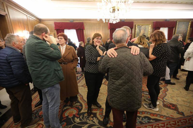 El salón de recepciones del Ayuntamiento de Avilés acoge la capilla ardiente del exalcalde de la ciudad que ha sido trasladado al Consistorio desde el tanatorio escoltado por varias unidades de la Policía Local