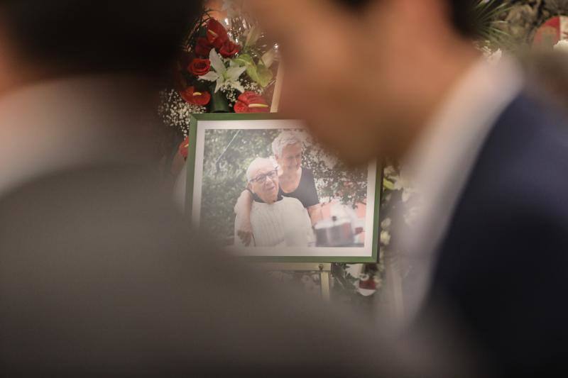 El salón de recepciones del Ayuntamiento de Avilés acoge la capilla ardiente del exalcalde de la ciudad que ha sido trasladado al Consistorio desde el tanatorio escoltado por varias unidades de la Policía Local