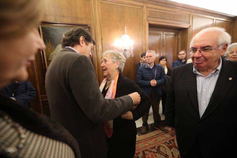 El salón de recepciones del Ayuntamiento de Avilés acoge la capilla ardiente del exalcalde de la ciudad que ha sido trasladado al Consistorio desde el tanatorio escoltado por varias unidades de la Policía Local