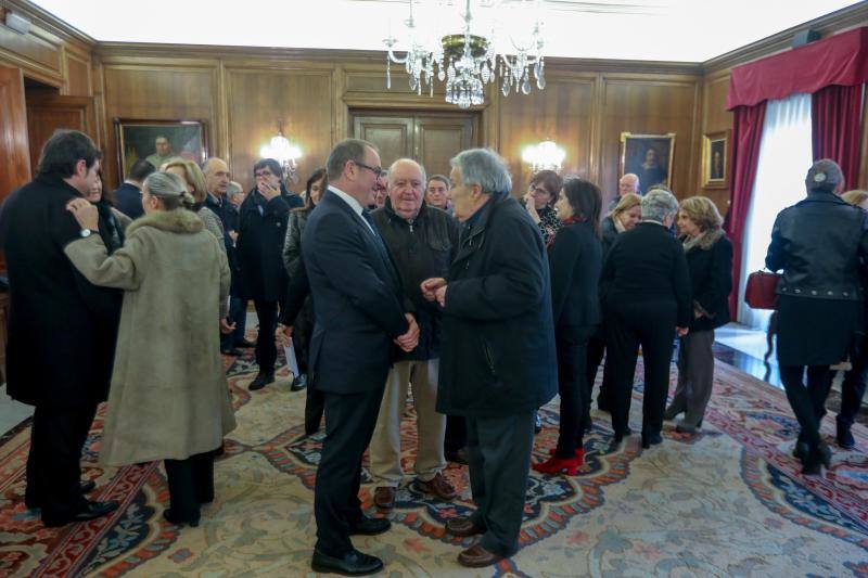 El salón de recepciones del Ayuntamiento de Avilés acoge la capilla ardiente del exalcalde de la ciudad que ha sido trasladado al Consistorio desde el tanatorio escoltado por varias unidades de la Policía Local