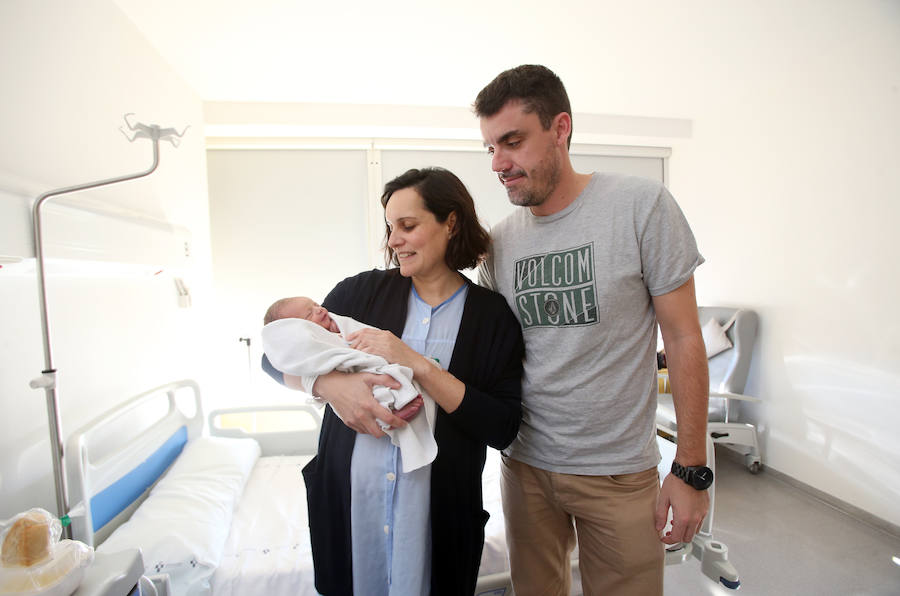 Noelia Iglesias y Rubén Estrada, con su hijo, el primer bebé del HUCA.