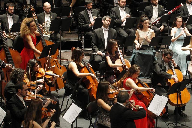 La Filarmónica de España, con el gijonés Mariano Rivas al frente, celebró el primer recital del año ante un teatro abarrotado.