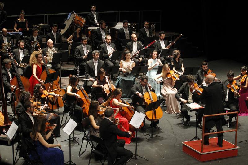 La Filarmónica de España, con el gijonés Mariano Rivas al frente, celebró el primer recital del año ante un teatro abarrotado.