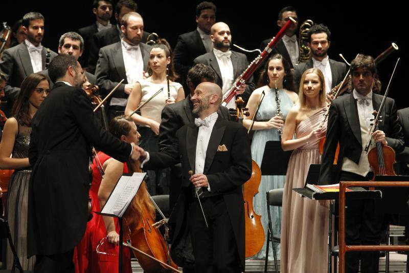 La Filarmónica de España, con el gijonés Mariano Rivas al frente, celebró el primer recital del año ante un teatro abarrotado.