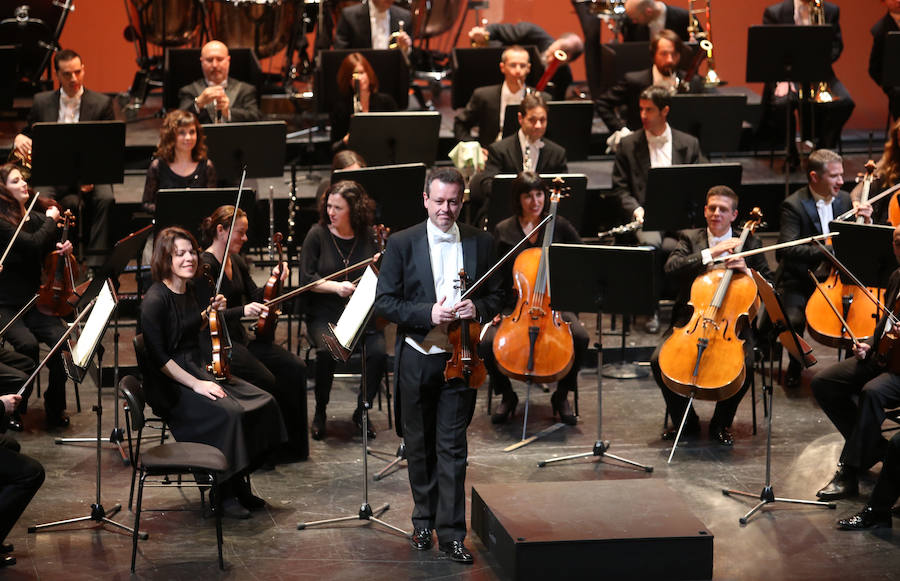 La orquesta Oviedo Filarmonía deleitó a los asistentes al teatro de la capital asturiana en el primer recital del año y en una jornada especial para su director, Lucas Macías, que se presentaba de manera oficial en un acto como este.