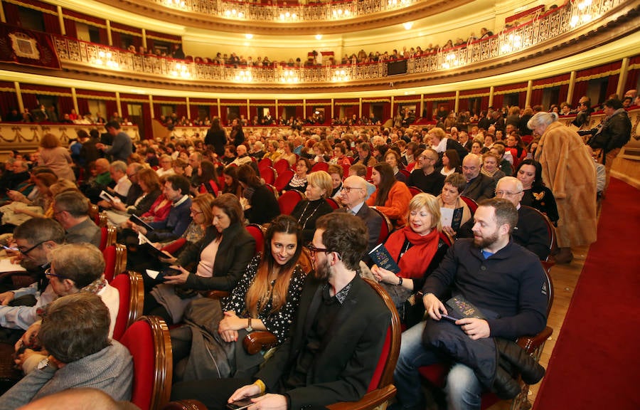 La orquesta Oviedo Filarmonía deleitó a los asistentes al teatro de la capital asturiana en el primer recital del año y en una jornada especial para su director, Lucas Macías, que se presentaba de manera oficial en un acto como este.