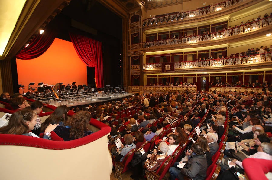 La orquesta Oviedo Filarmonía deleitó a los asistentes al teatro de la capital asturiana en el primer recital del año y en una jornada especial para su director, Lucas Macías, que se presentaba de manera oficial en un acto como este.