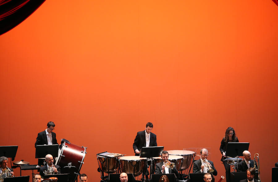 La orquesta Oviedo Filarmonía deleitó a los asistentes al teatro de la capital asturiana en el primer recital del año y en una jornada especial para su director, Lucas Macías, que se presentaba de manera oficial en un acto como este.