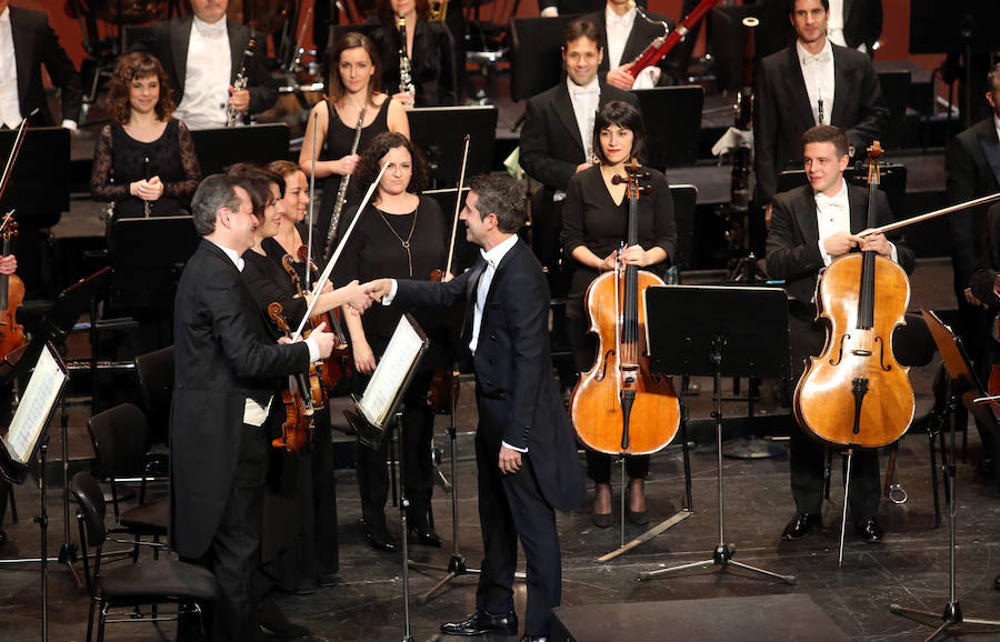 La orquesta Oviedo Filarmonía deleitó a los asistentes al teatro de la capital asturiana en el primer recital del año y en una jornada especial para su director, Lucas Macías, que se presentaba de manera oficial en un acto como este.