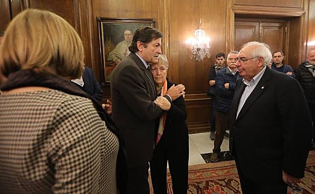 Fernández da el pésame a la viuda de Ponga en presencia de Álvarez Areces. 