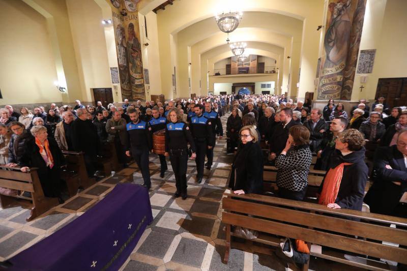 Emotivo y multitudinario funeral del primer alcalde avilesino de la democracia en la iglesia de Llaranes, donde su párroco, Jose María Murias, definió al exregidor como «hombre afable, positivo y fraternal».