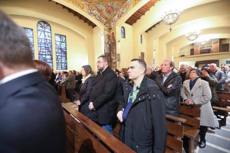 Emotivo y multitudinario funeral del primer alcalde avilesino de la democracia en la iglesia de Llaranes, donde su párroco, Jose María Murias, definió al exregidor como «hombre afable, positivo y fraternal».