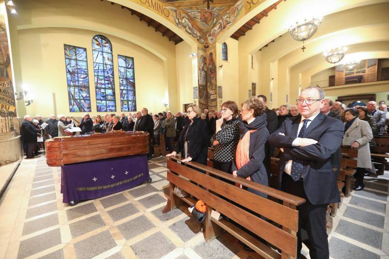 Emotivo y multitudinario funeral del primer alcalde avilesino de la democracia en la iglesia de Llaranes, donde su párroco, Jose María Murias, definió al exregidor como «hombre afable, positivo y fraternal».