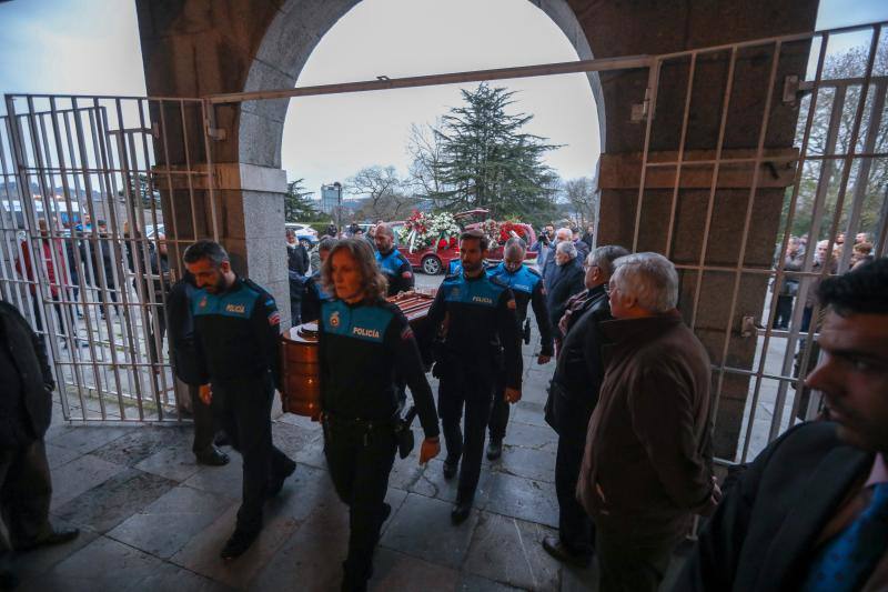 Emotivo y multitudinario funeral del primer alcalde avilesino de la democracia en la iglesia de Llaranes, donde su párroco, Jose María Murias, definió al exregidor como «hombre afable, positivo y fraternal».