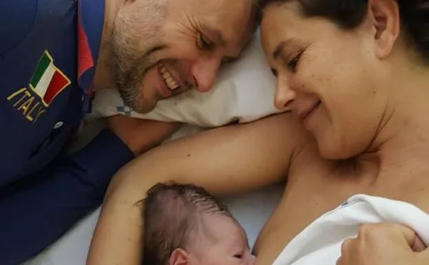 José y Sofía, con su hijo Máximo, que nació con 3,185 kilos. 