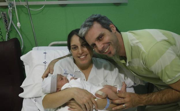 Sara Álvarez y Víctor Cortijo, con Alberto, que pesó casi cuatro kilos