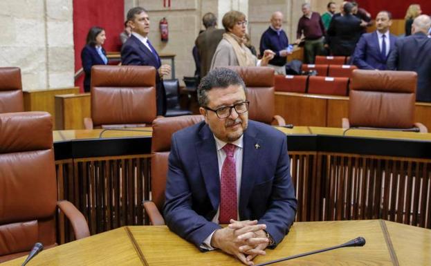 El juez en excedencia Francisco Serrano y cabeza de lista de Vox, en su escaño en el Parlamento de Andalucía