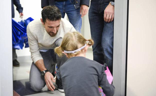 El Real Oviedo visita a los niños ingresados en el HUCA 