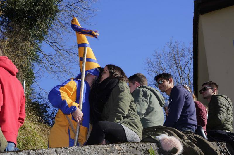 El personaje carnavalesco que cada Año Nuevo recorre los pueblos del concejo no escatimó en atenciones a las mujeres ni en energía para llevar sus trastadas por las casas de los ponguetos