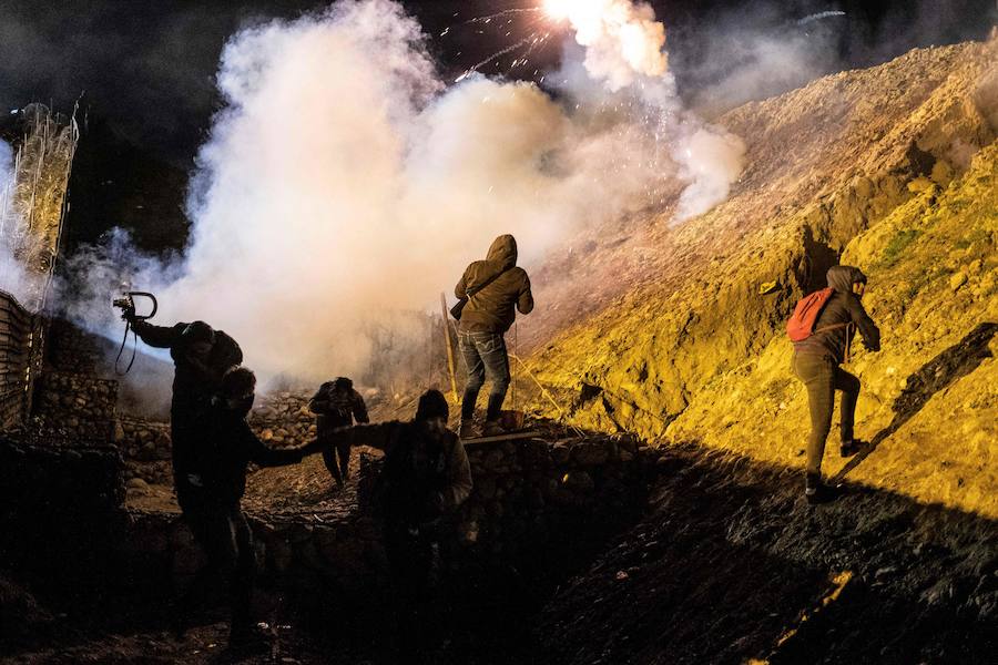 En torno a un millar de centroamericanos fracasaron en su intento desesperado de asaltar en masa y por la fuerza la frontera de Tijuana (México) con Estados Unidos