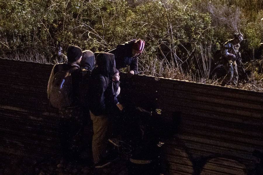 En torno a un millar de centroamericanos fracasaron en su intento desesperado de asaltar en masa y por la fuerza la frontera de Tijuana (México) con Estados Unidos