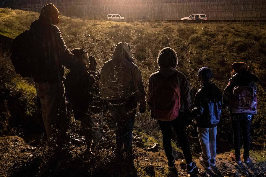 En torno a un millar de centroamericanos fracasaron en su intento desesperado de asaltar en masa y por la fuerza la frontera de Tijuana (México) con Estados Unidos