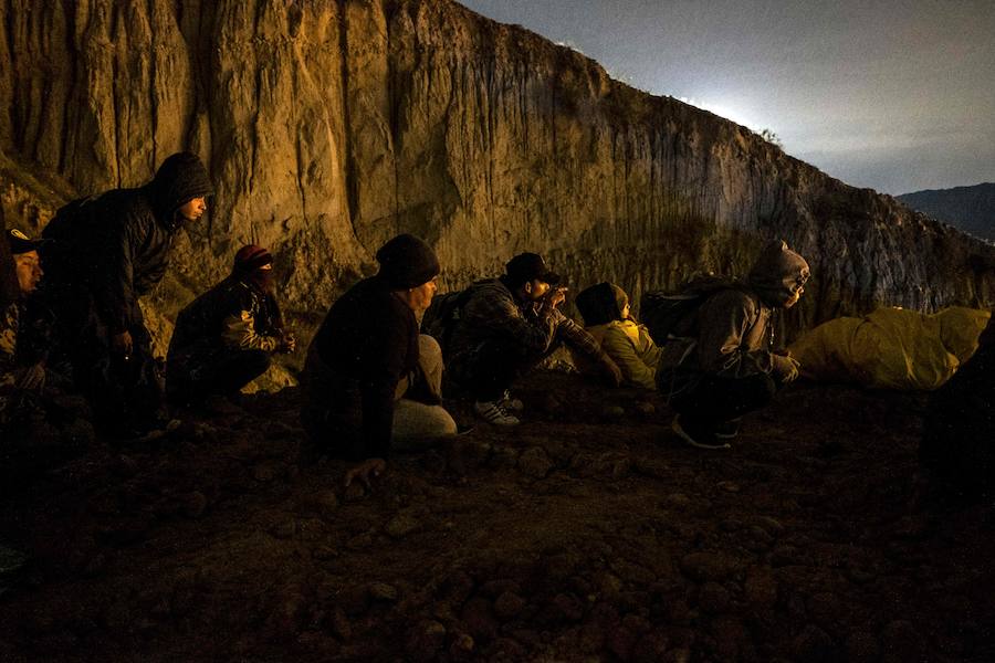 En torno a un millar de centroamericanos fracasaron en su intento desesperado de asaltar en masa y por la fuerza la frontera de Tijuana (México) con Estados Unidos