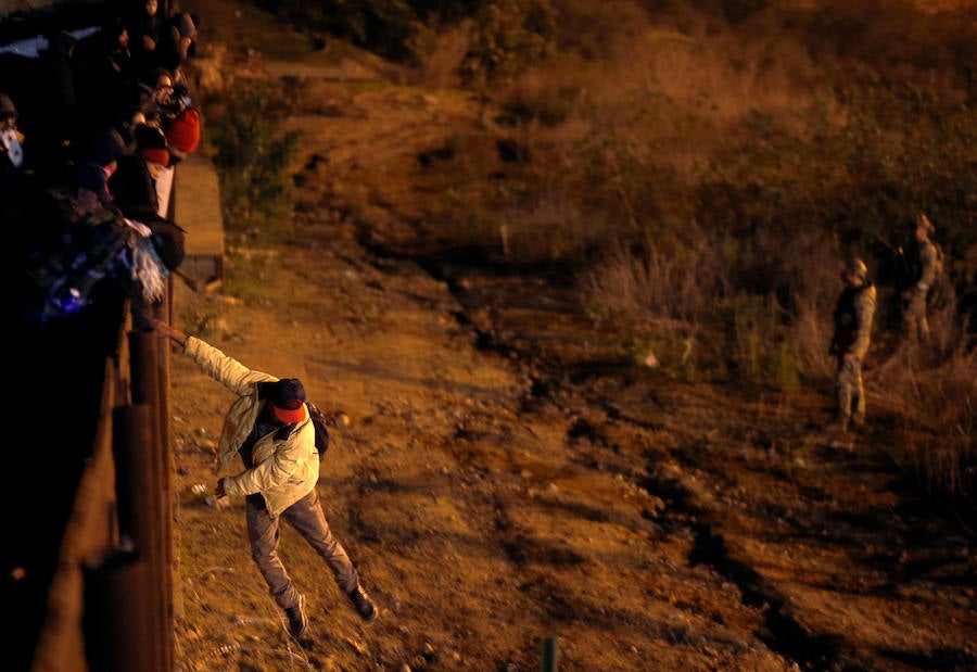 En torno a un millar de centroamericanos fracasaron en su intento desesperado de asaltar en masa y por la fuerza la frontera de Tijuana (México) con Estados Unidos