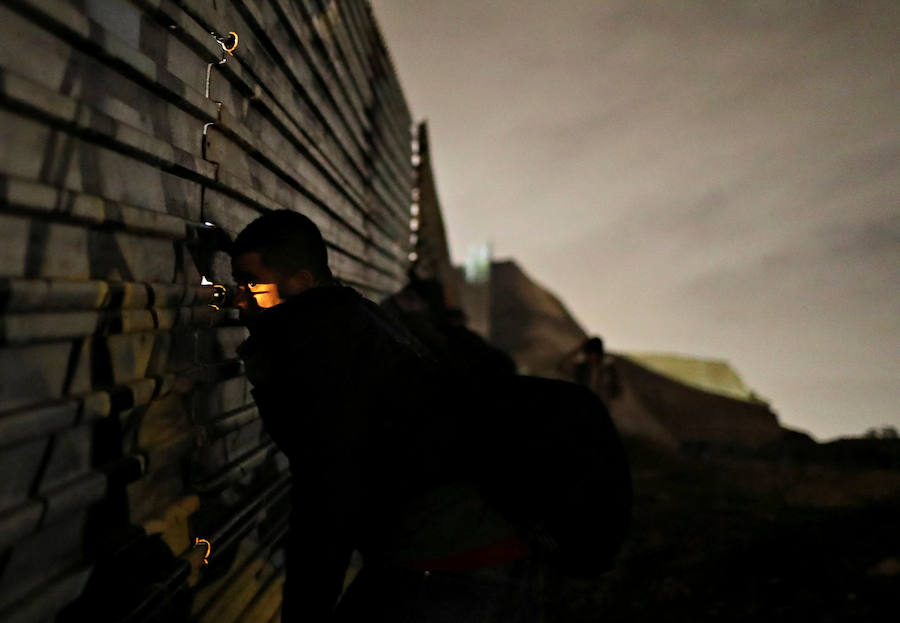 En torno a un millar de centroamericanos fracasaron en su intento desesperado de asaltar en masa y por la fuerza la frontera de Tijuana (México) con Estados Unidos