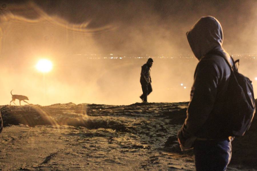 En torno a un millar de centroamericanos fracasaron en su intento desesperado de asaltar en masa y por la fuerza la frontera de Tijuana (México) con Estados Unidos