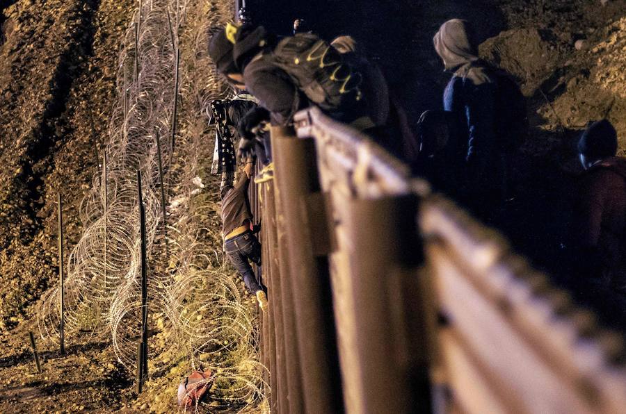 En torno a un millar de centroamericanos fracasaron en su intento desesperado de asaltar en masa y por la fuerza la frontera de Tijuana (México) con Estados Unidos