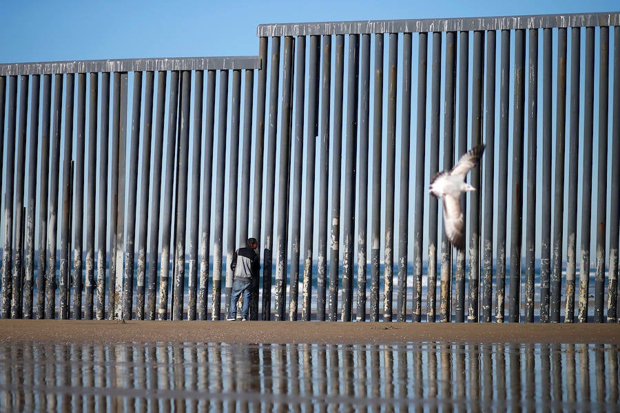 En torno a un millar de centroamericanos fracasaron en su intento desesperado de asaltar en masa y por la fuerza la frontera de Tijuana (México) con Estados Unidos