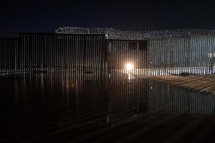 En torno a un millar de centroamericanos fracasaron en su intento desesperado de asaltar en masa y por la fuerza la frontera de Tijuana (México) con Estados Unidos