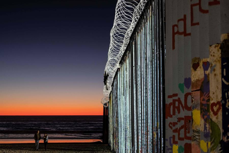 En torno a un millar de centroamericanos fracasaron en su intento desesperado de asaltar en masa y por la fuerza la frontera de Tijuana (México) con Estados Unidos